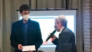 Il presidente del Club Mario Narciso consegna i tablet al dirigente scolastico Claudio Thoux